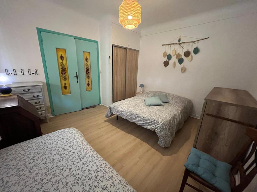 - une chambre avec 2 lits et une porte bleue dans l'établissement Presqu ile de Giens T4 proche plages, à Hyères