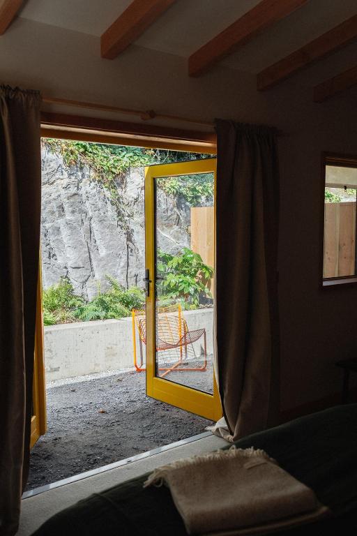 Postel nebo postele na pokoji v ubytování NATIVE Ballydehob