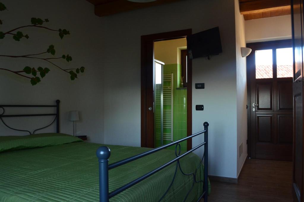 RoddinoにあるAgriturismo Ra Nissoraのベッドルーム1室(ベッド1台、緑の掛け布団付)