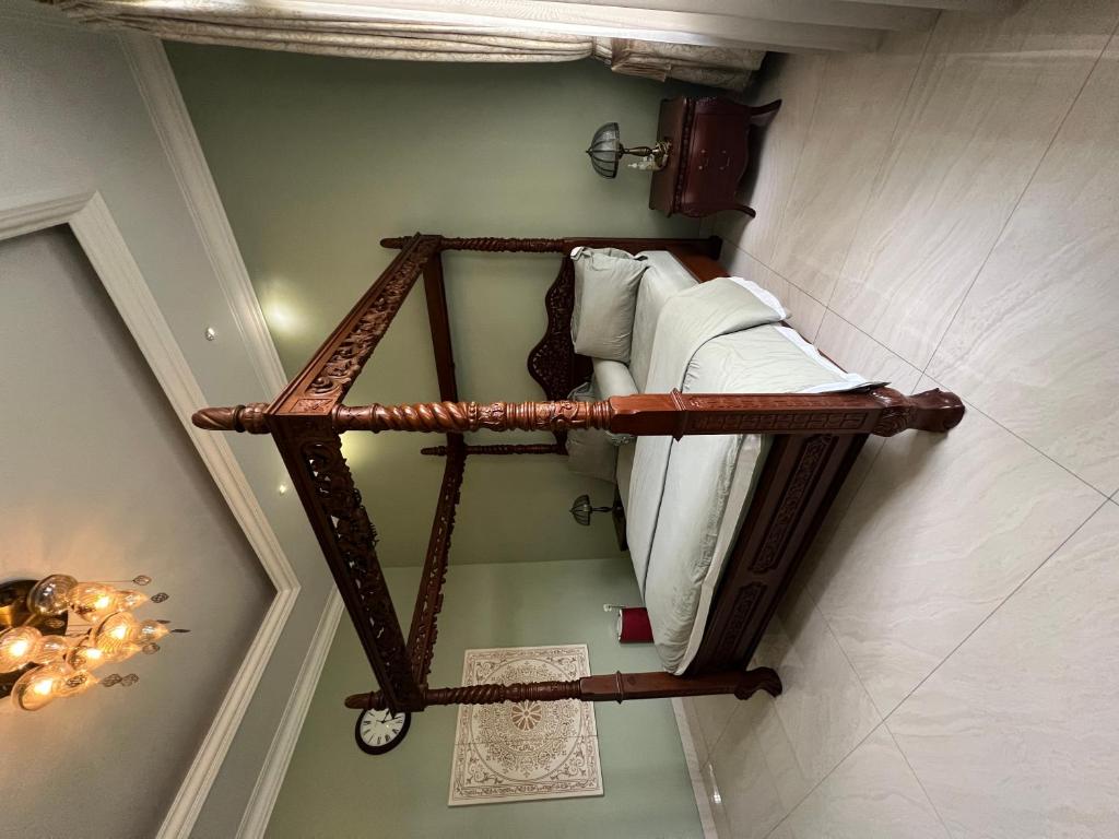 Postel nebo postele na pokoji v ubytování Ndalem Bu Fit Villa