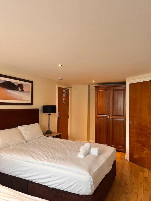 Ένα ή περισσότερα κρεβάτια σε δωμάτιο στο Sheil Suites