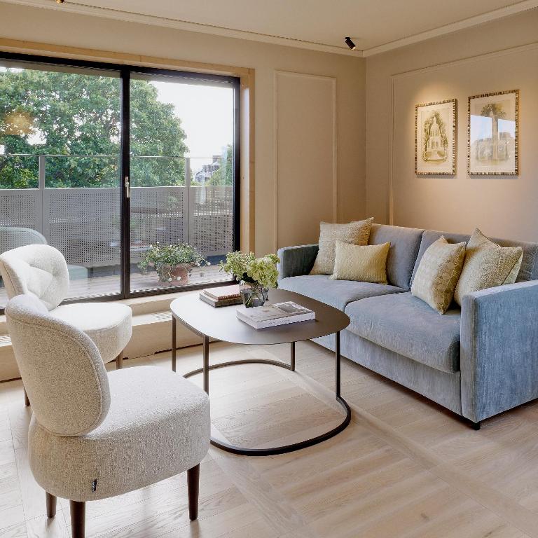 
Corner Suite with Park View
