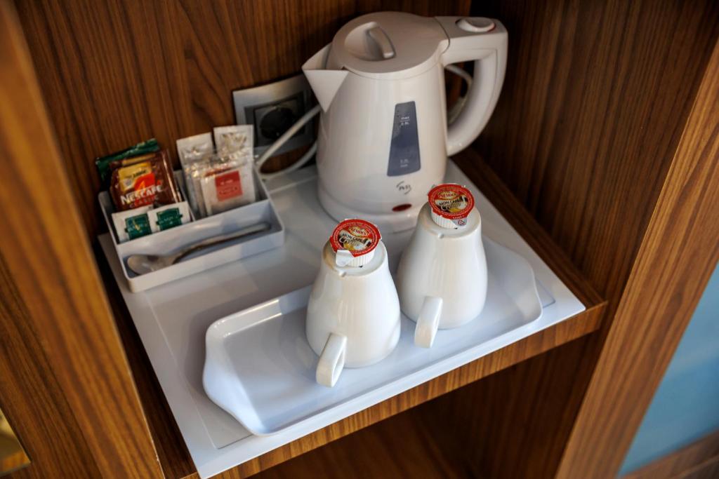 Příslušenství pro přípravu čaje a kávy v ubytování Holiday Inn Express Bilbao Airport by IHG