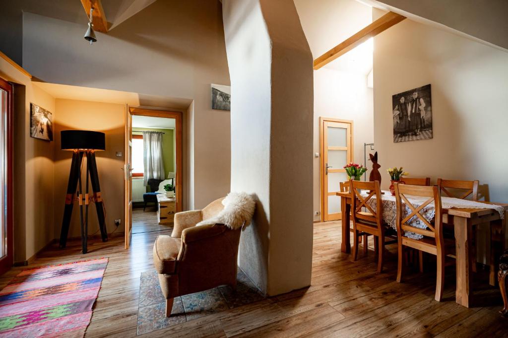 Posedenie v ubytovaní Apartament nad Potokiem Sauna, Jacuzzi, SPA