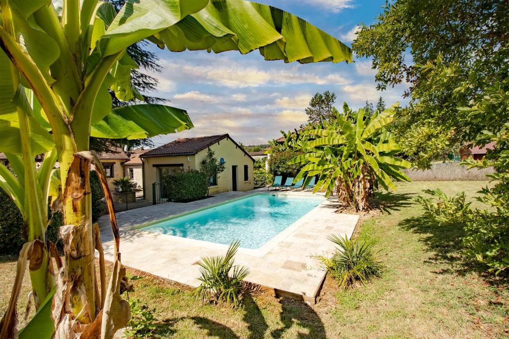 a swimming pool in the yard of a house at La Trappe in Sarlat-la-Canéda