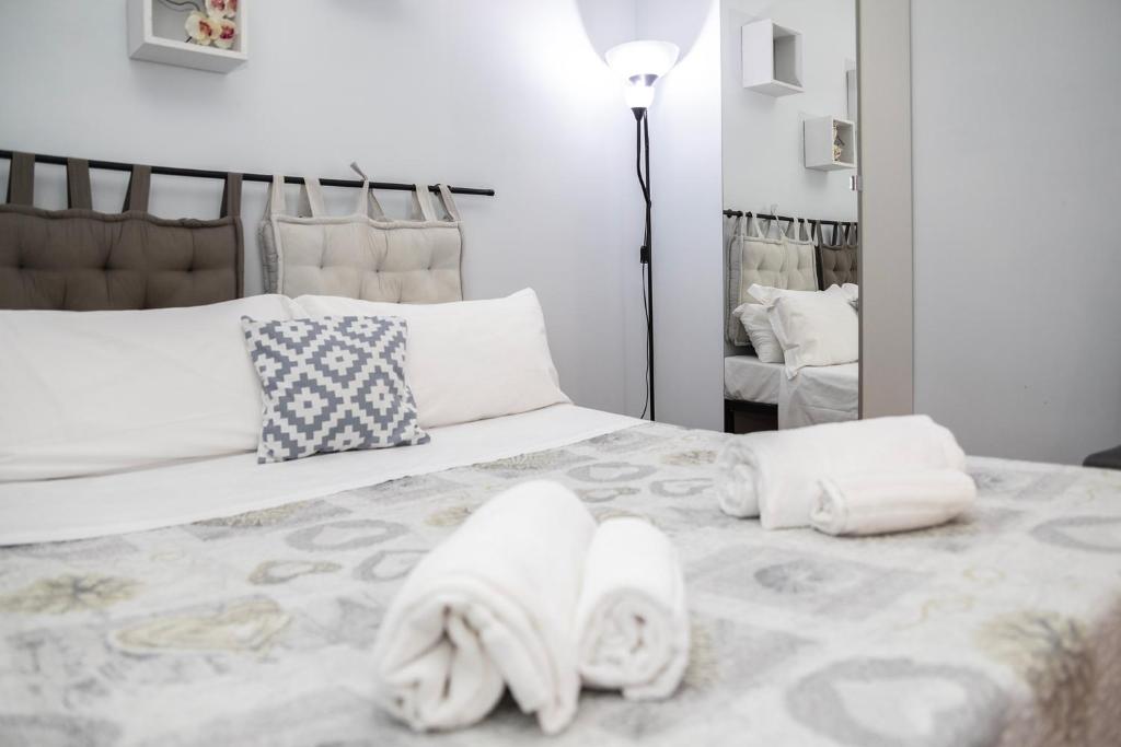 A bed or beds in a room at Dulcis Home Montemario