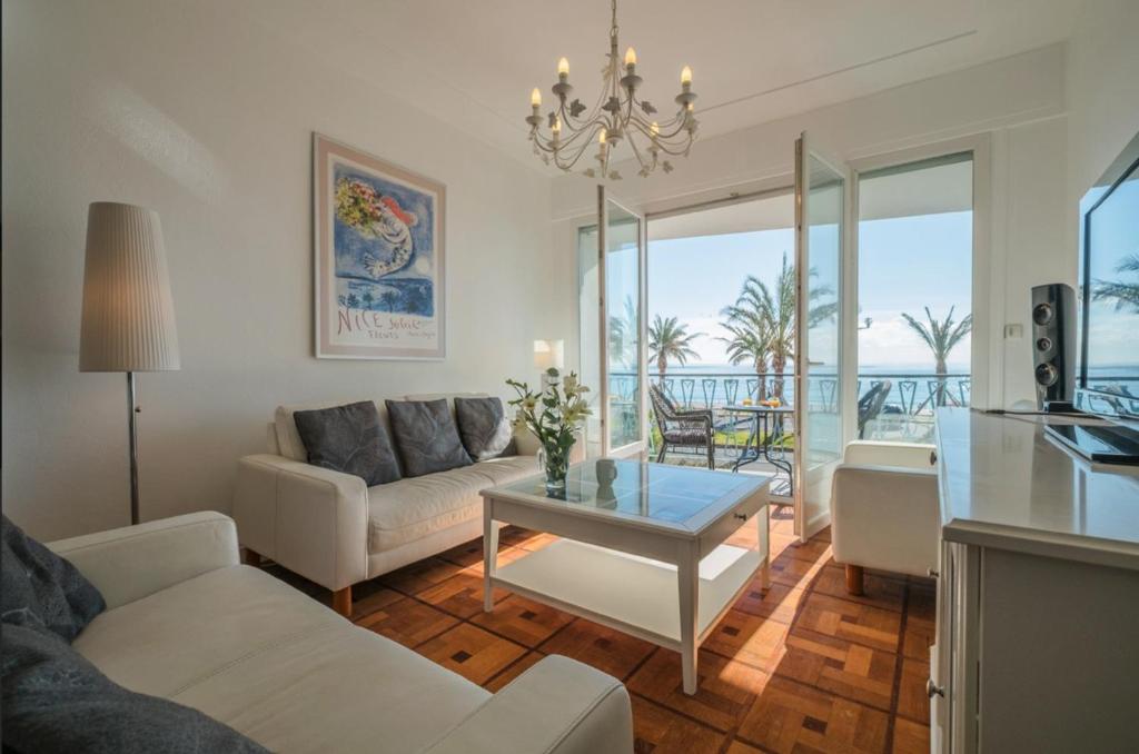 un salon avec un canapé et une table dans l'établissement Luxury apartment on Promenade des Anglais in Nice, à Nice