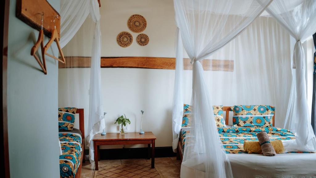 ViaVia Entebbe - Habitación Doble Estándar Con Dos Camas Dobles