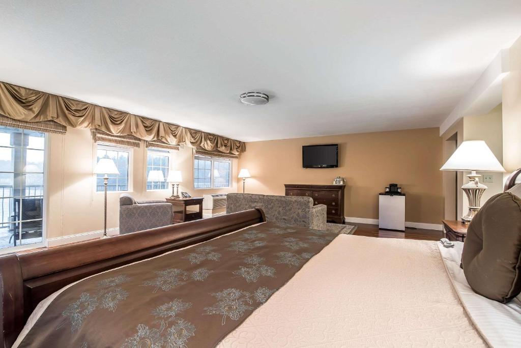 Riverside Hotel, an Ascend Collection Hotel photo