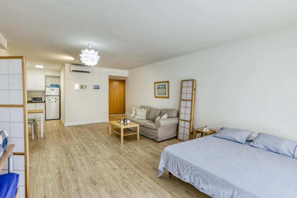 Postel nebo postele na pokoji v ubytování Loft Palamós