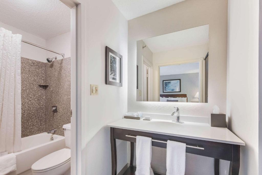The Blu Hotel Blue Ash Cincinnati, Ascend Hotel Collection - King Suite: Accesible/no Fumar