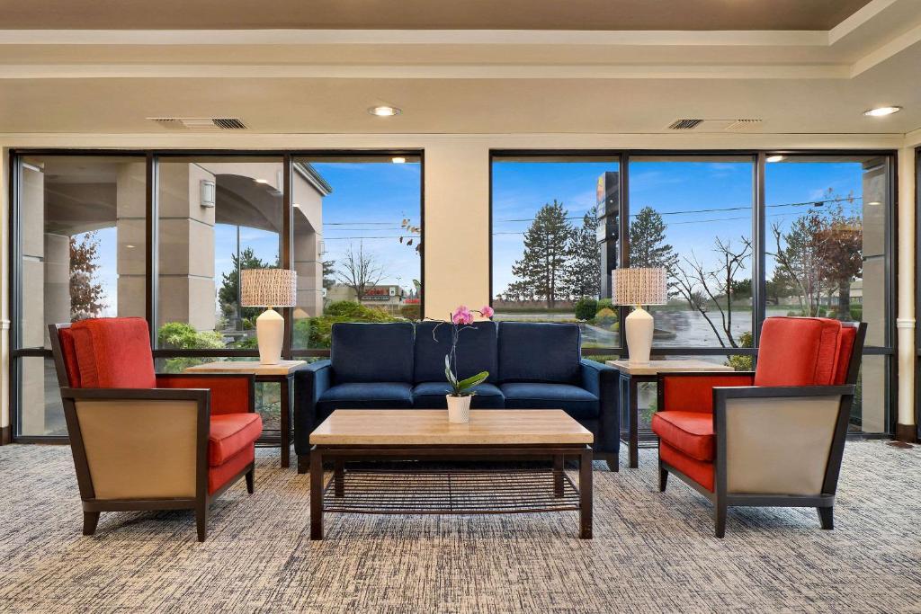 a living room with chairs and a table at Comfort Inn Bellingham in Bellingham