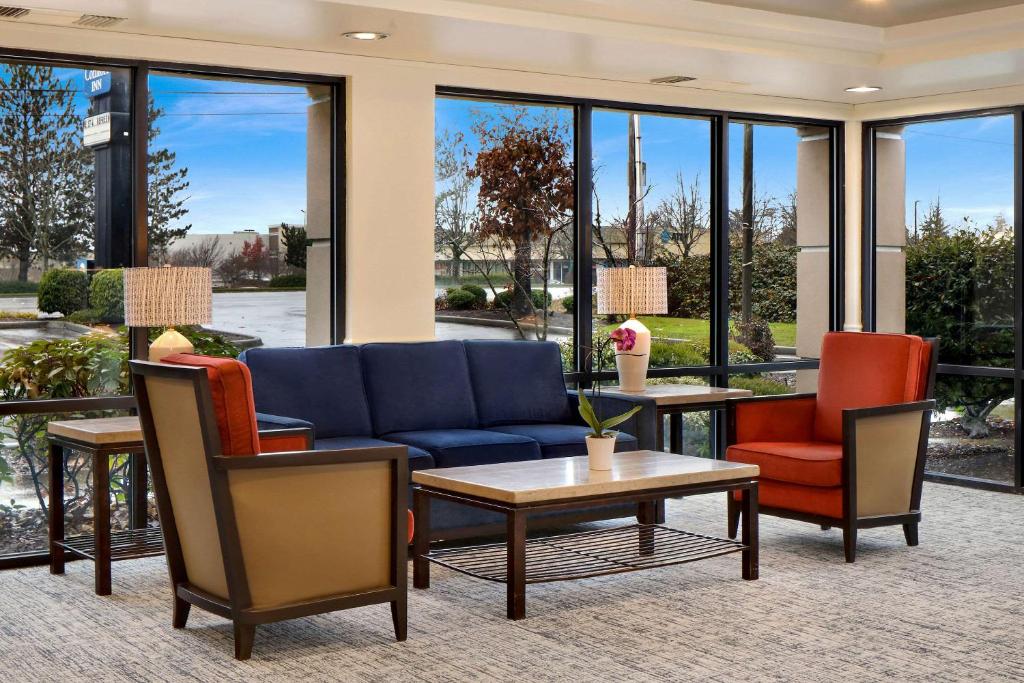a lobby with chairs and a couch and tables at Comfort Inn Bellingham in Bellingham