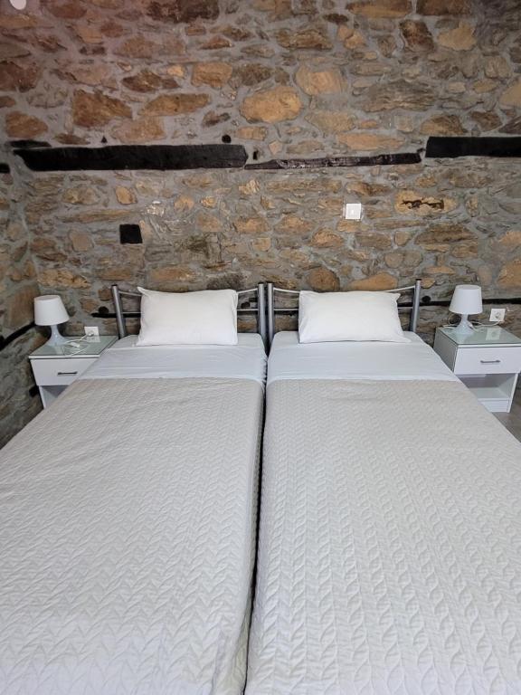 Postel nebo postele na pokoji v ubytování Traditional Stone Villa "To Petrino"