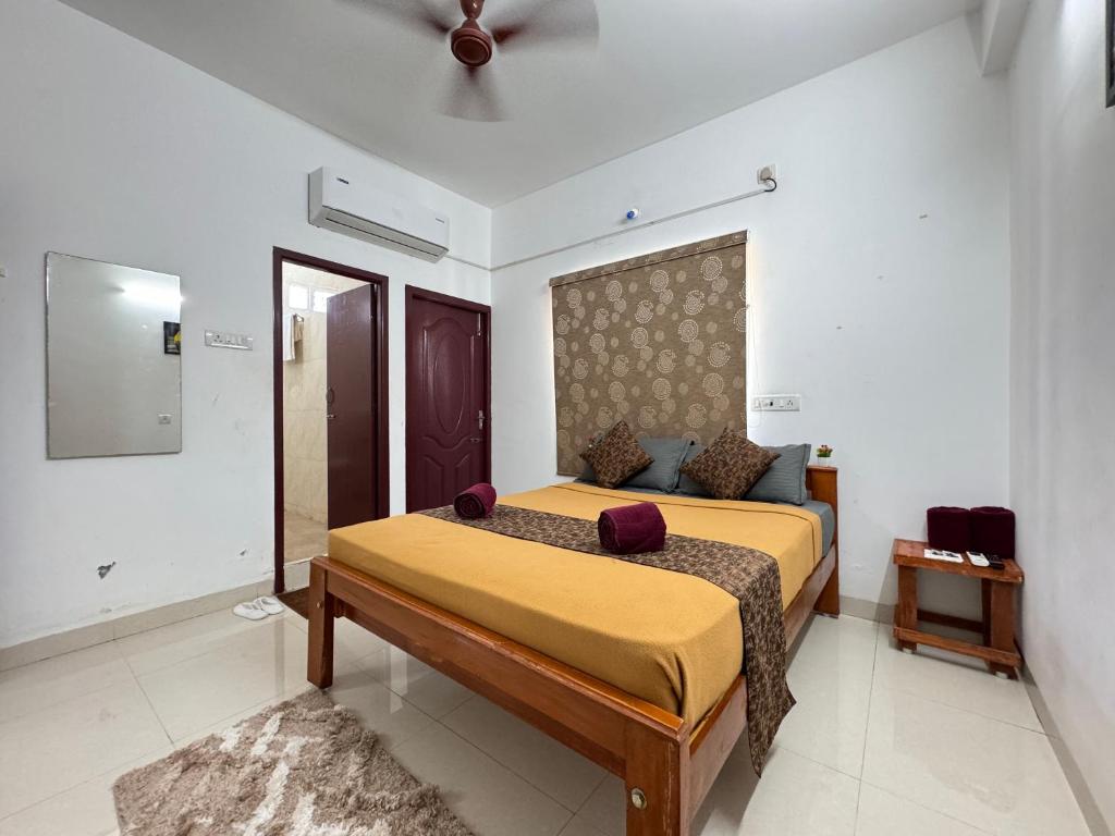 Postel nebo postele na pokoji v ubytování Royal Beach Service Apartment