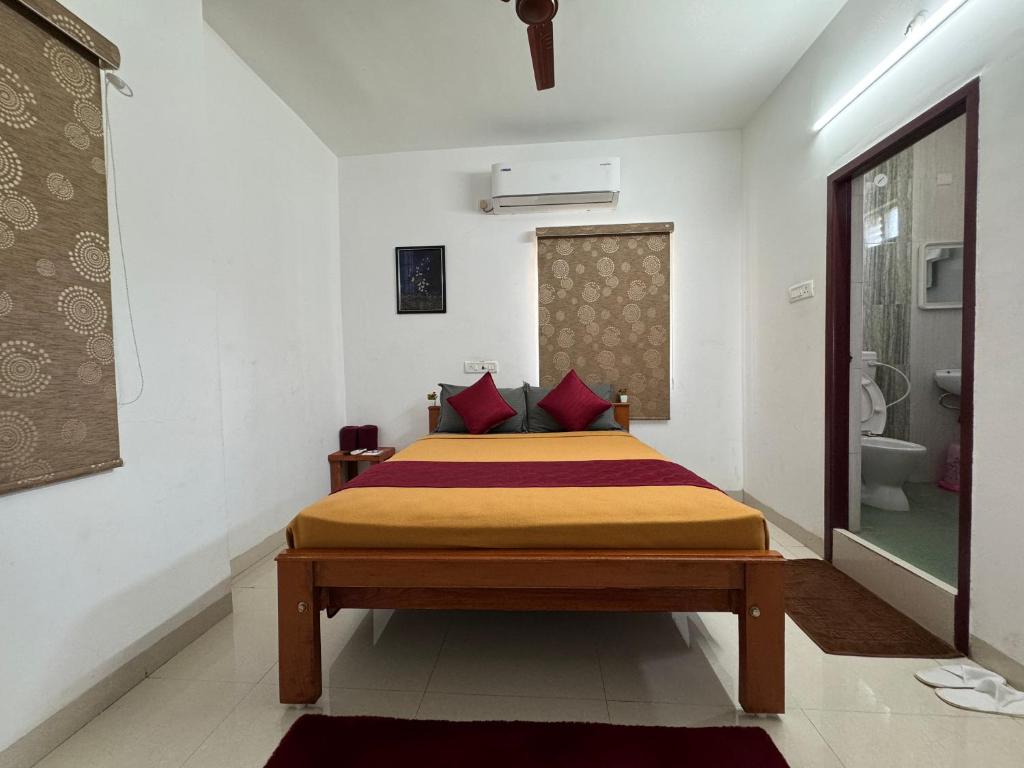 Postel nebo postele na pokoji v ubytování Royal Beach Service Apartment