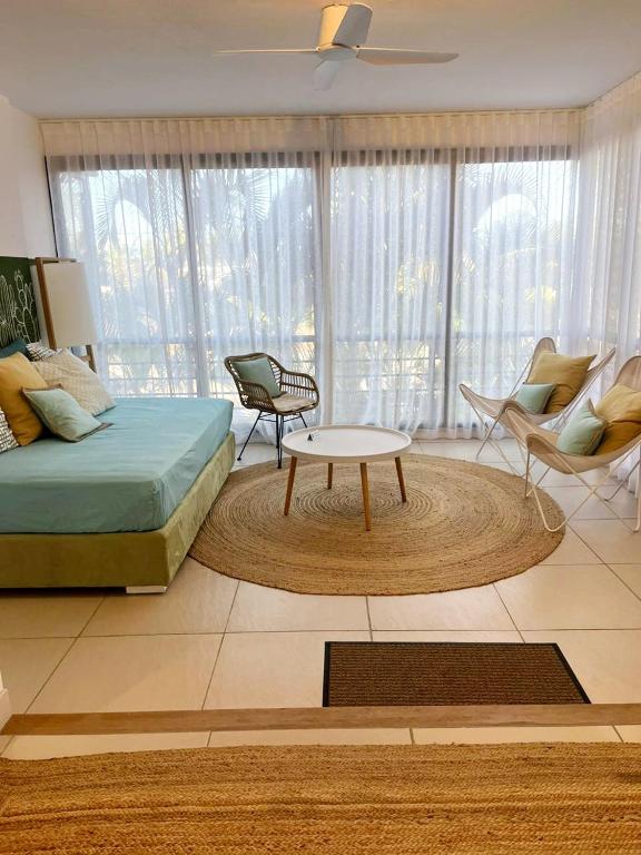 Posezení v ubytování EUREKA-SUR-MER Stylish & Cosy Apartment, 100 mts from beach, pool