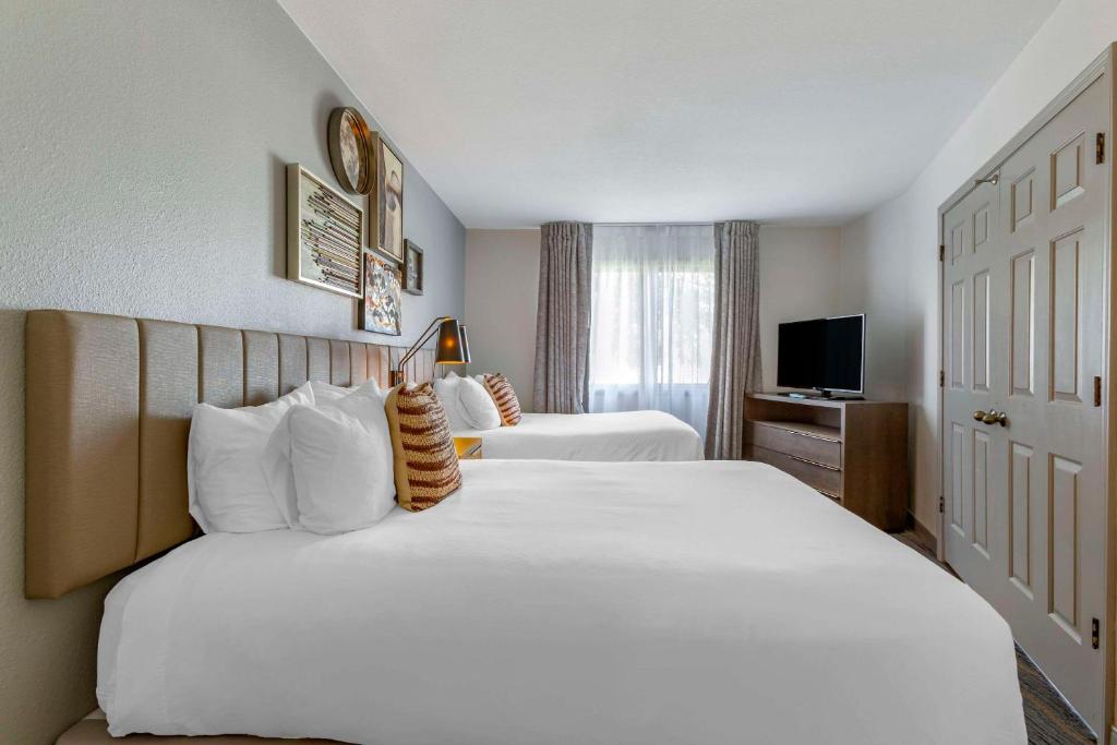 Postel nebo postele na pokoji v ubytování Windmill Suites Surprise - Phoenix, Ascend Hotel Collection