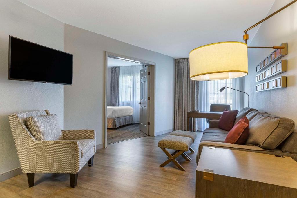 TV a/nebo společenská místnost v ubytování Windmill Suites Surprise - Phoenix, Ascend Hotel Collection