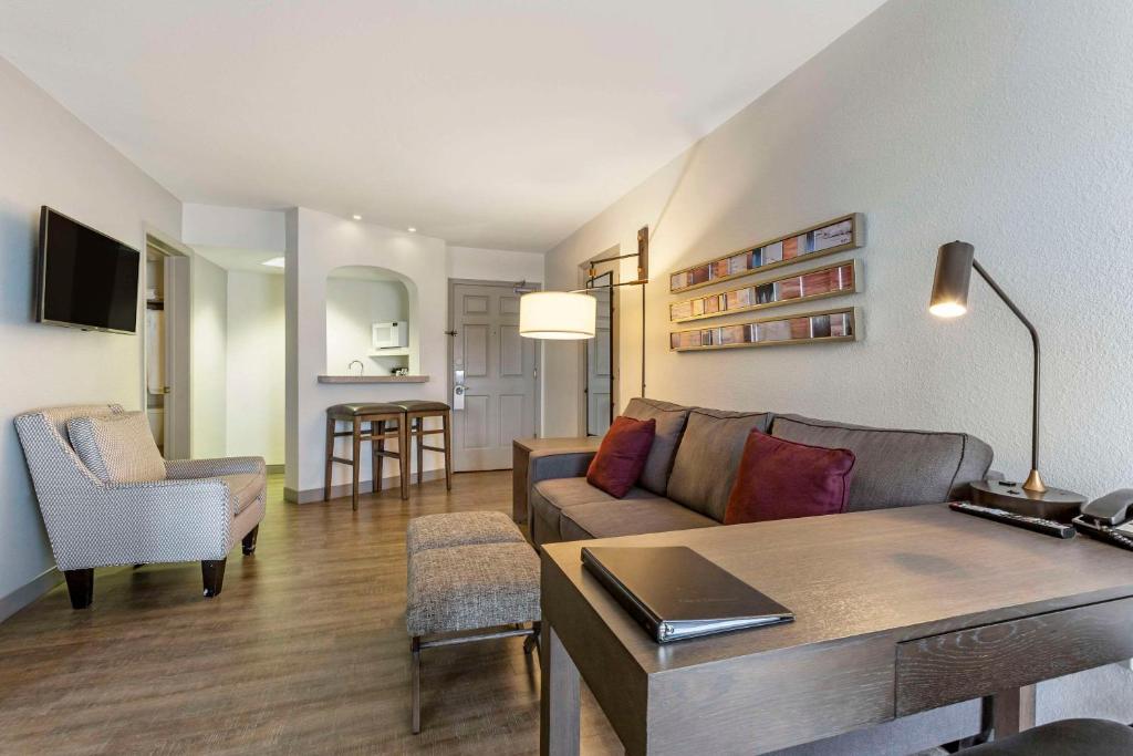 TV a/nebo společenská místnost v ubytování Windmill Suites Surprise - Phoenix, Ascend Hotel Collection