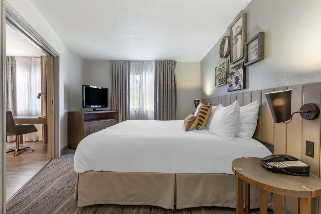 TV a/nebo společenská místnost v ubytování Windmill Suites Surprise - Phoenix, Ascend Hotel Collection