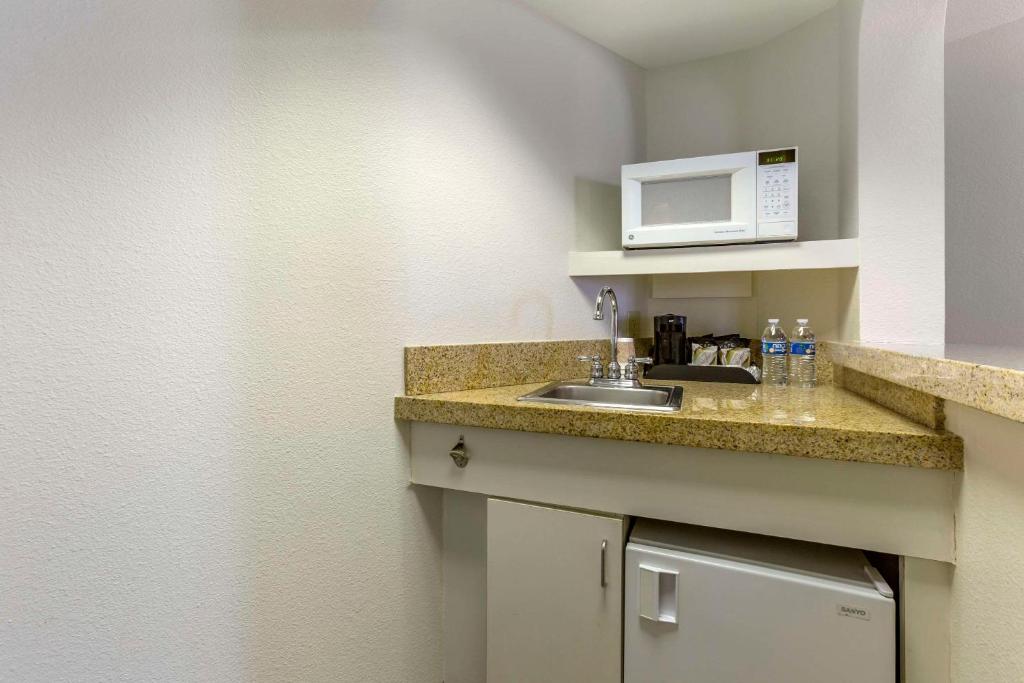 Kuchyň nebo kuchyňský kout v ubytování Windmill Suites Surprise - Phoenix, Ascend Hotel Collection
