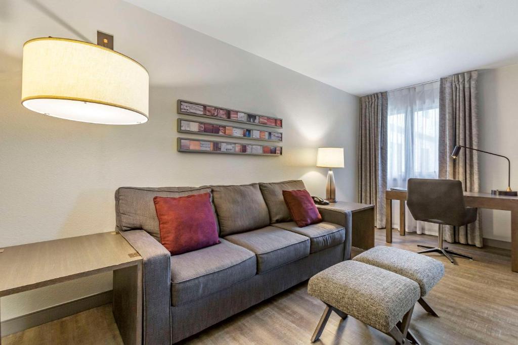 Posezení v ubytování Windmill Suites Surprise - Phoenix, Ascend Hotel Collection