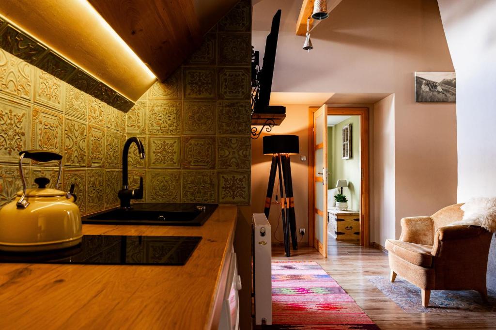 Kuchyňa alebo kuchynka v ubytovaní Apartament nad Potokiem Sauna, Jacuzzi, SPA