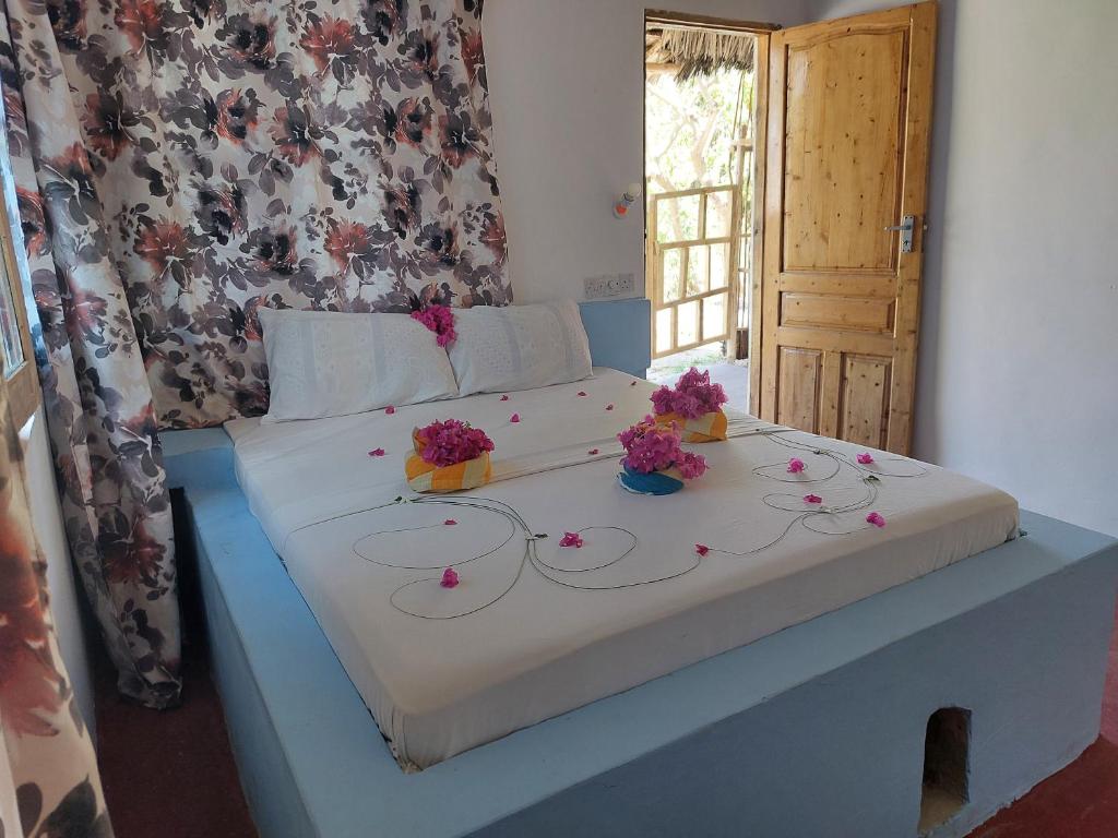 Postel nebo postele na pokoji v ubytování Stonefish Inn Jambiani