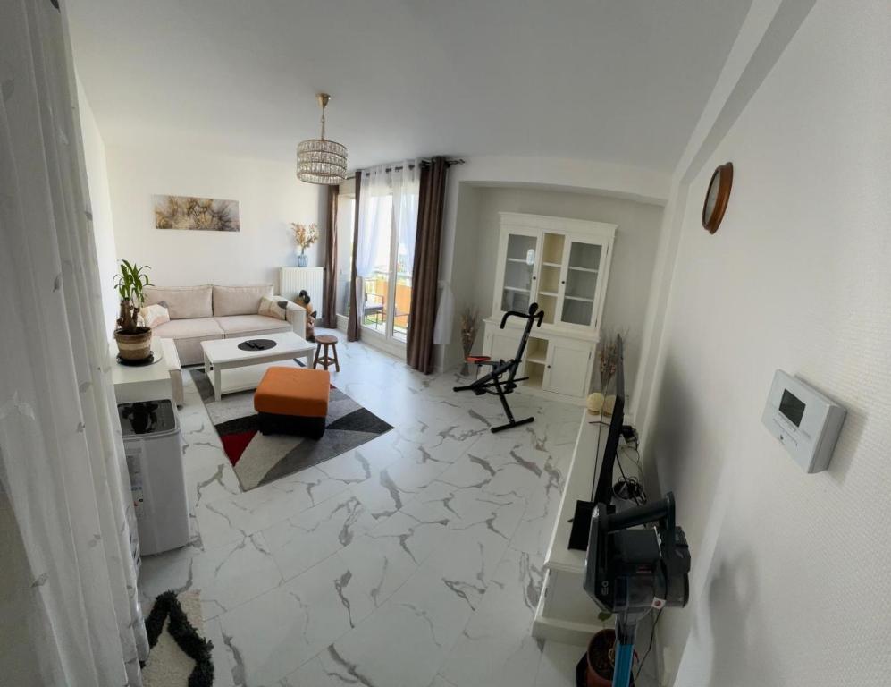 - un salon doté d'un grand carrelage dans l'établissement Apparemment lumineux vue Tour Eiffel, à Paris