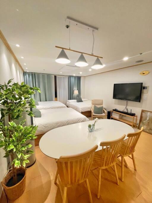 Телевизия и/или развлекателен център в Hongdae House