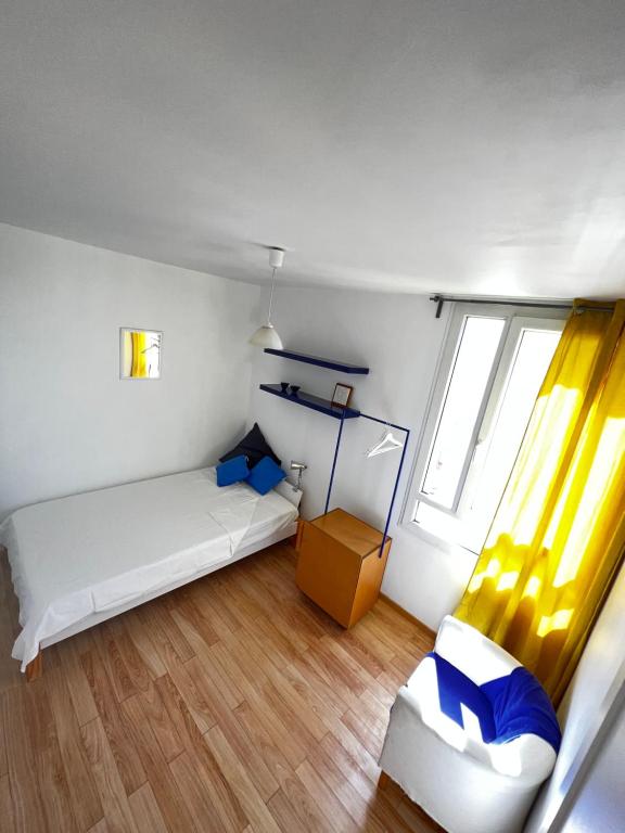 Ένα ή περισσότερα κρεβάτια σε δωμάτιο στο Chambre Famille d'accueil entre Paris et Disney douze minutes centre Paris quinze euros de plus pour frais de ménage