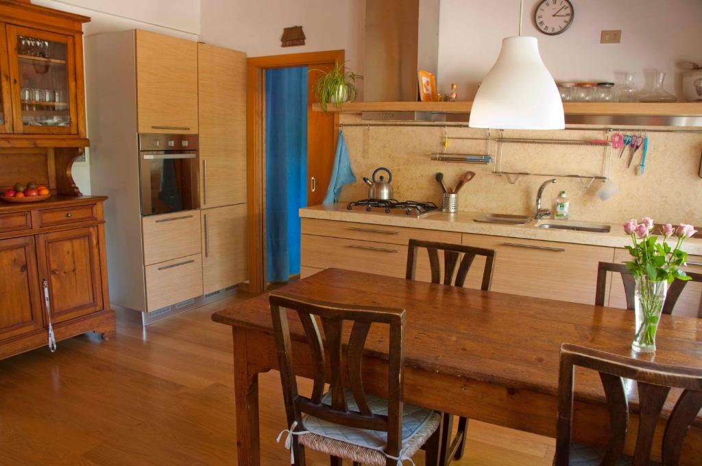 Kuchyň nebo kuchyňský kout v ubytování La Casa Trasparente - locazioni brevi