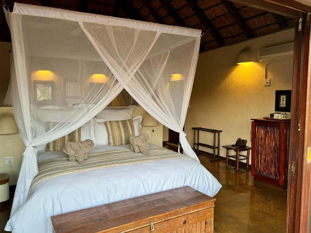 Postel nebo postele na pokoji v ubytování Nyati Safari Lodge