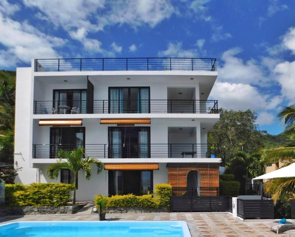 Bazén v ubytování Fullmoon Apartment & Studio nebo v jeho okolí