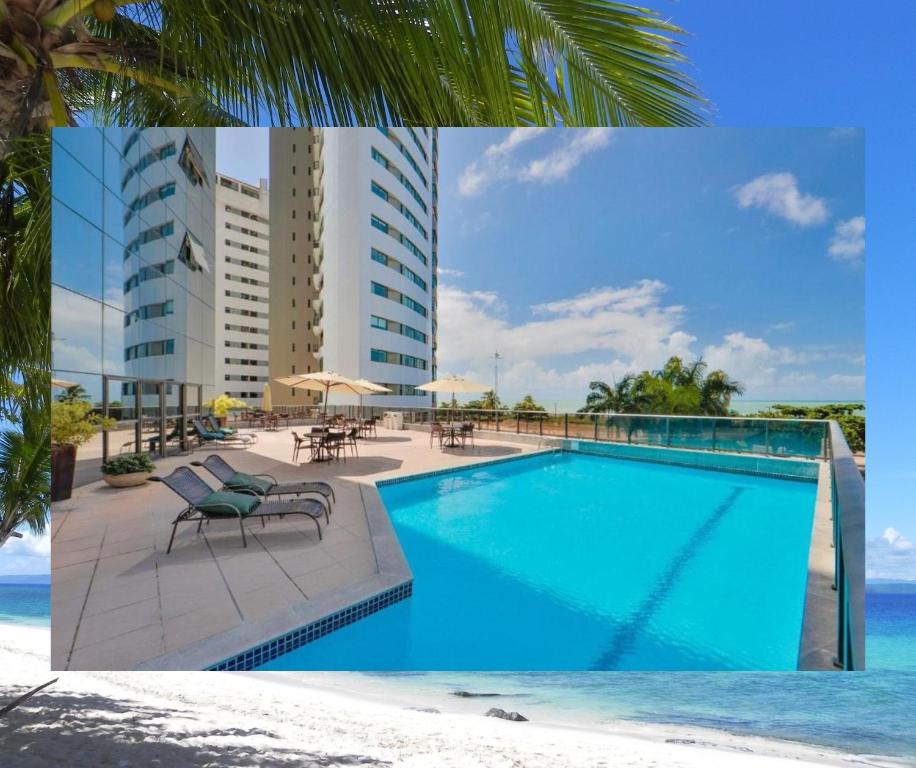 un collage de fotos de una piscina y un hotel en Recife Pina Boa Viagem Beach, en Recife