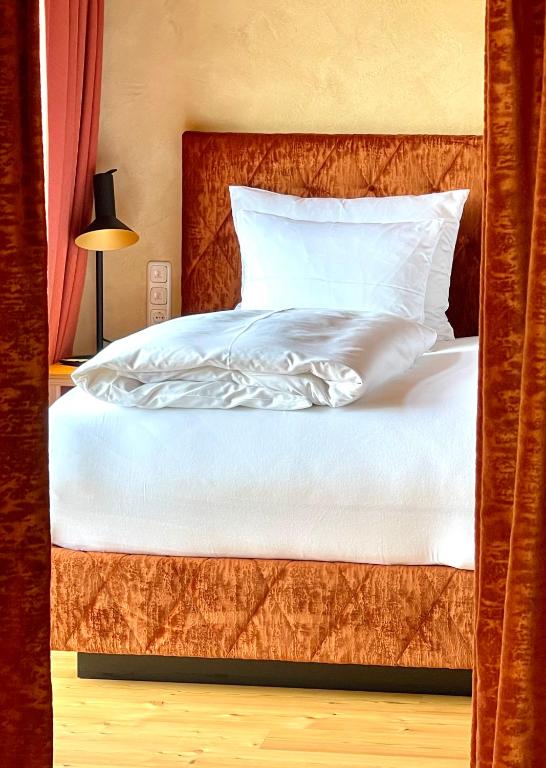 Postel nebo postele na pokoji v ubytování Fräulein Leni Hotel
