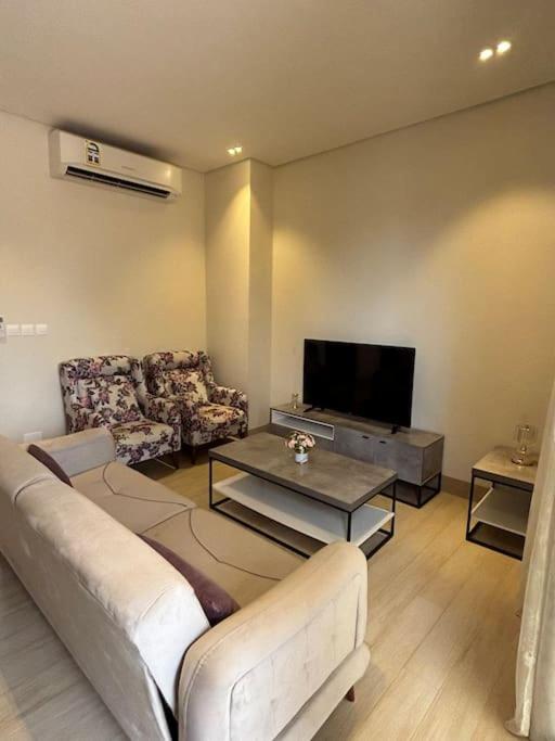 ein Wohnzimmer mit Sofa und Fernseher in der Unterkunft Hawana Salalah Resort - Riviera 3 in Salalah