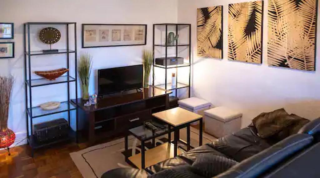 un salon avec un canapé et une télévision dans l'établissement Studio Cozy proche plages, stade, parc chanot, centre, vieux port, à Marseille