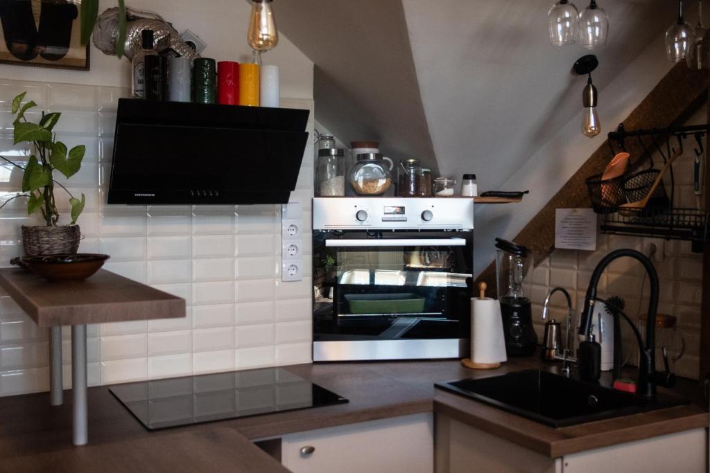 A kitchen or kitchenette at Treehouse apartment