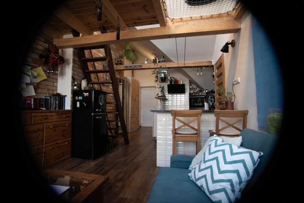A kitchen or kitchenette at Treehouse apartment