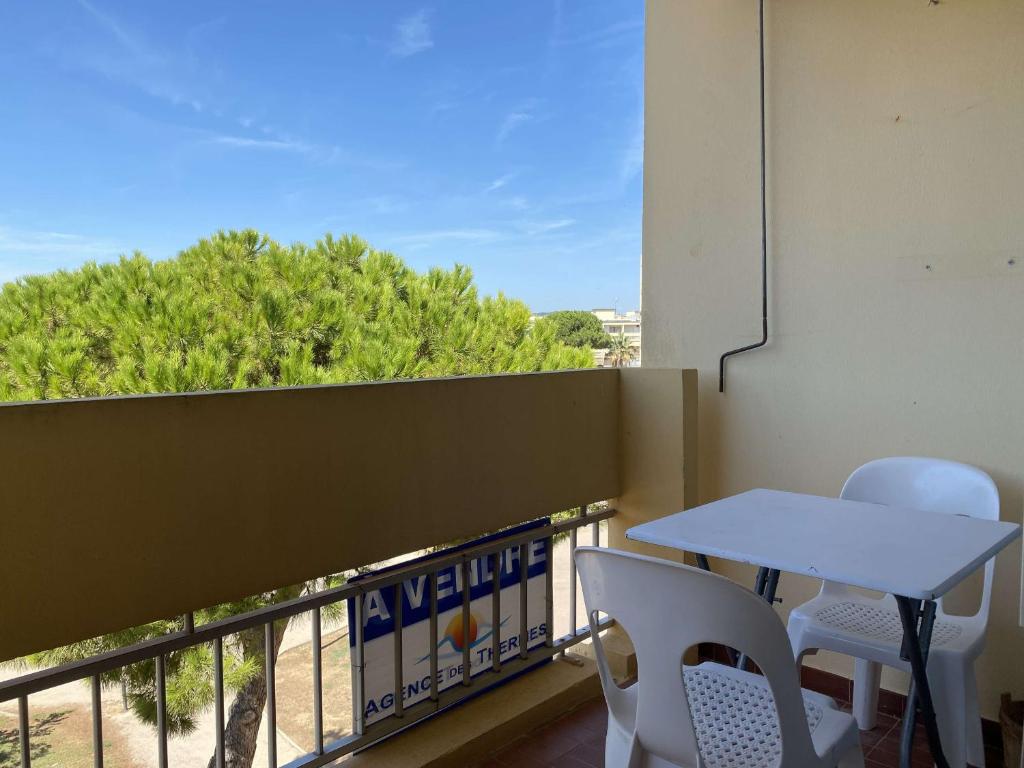 une table et des chaises sur un balcon avec vue dans l'établissement Appartement T1 avec balcon, climatisation et parking à Balaruc-les-Bains - FR-1-553-267, à Balaruc-les-Bains
