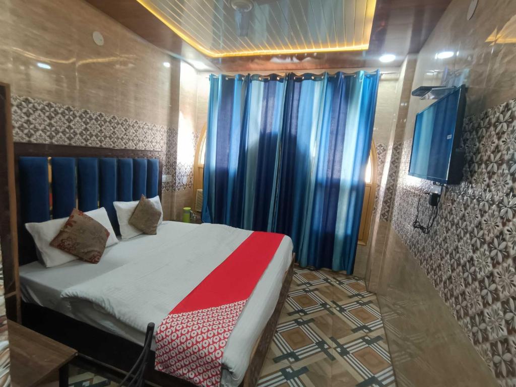Postel nebo postele na pokoji v ubytování Hotel O Ajay