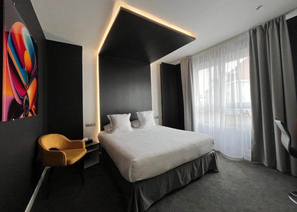 Postel nebo postele na pokoji v ubytování LOGIS Hôtel Borel