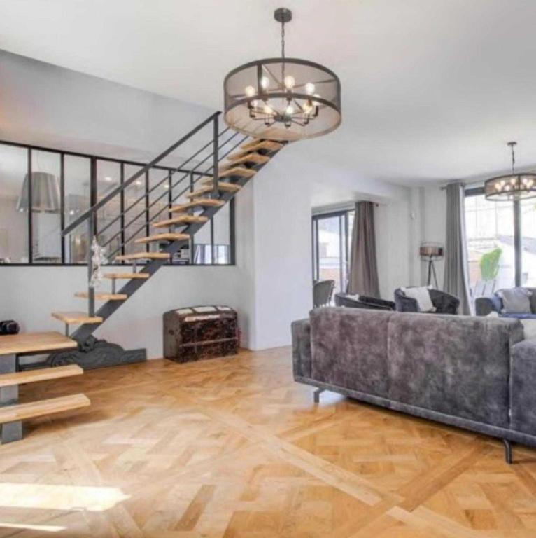 un salon avec un canapé et un escalier dans l'établissement House for 18 people with cinema Place Morny, à Deauville