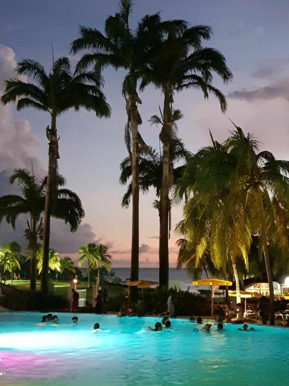 Bazén v ubytování TI OASIS Margarita Studio Pierre et Vacances piscine et accès plage nebo v jeho okolí