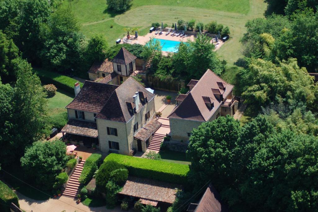 een luchtzicht op een groot huis met een zwembad bij Le Noyer Résidence B&B in Le Bugue