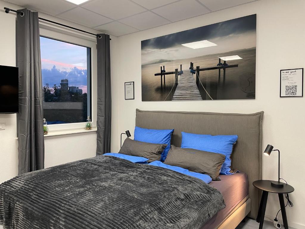 a bedroom with a large picture of a pier at SweetHome - Studio Apartment Ergolding in Ergolding