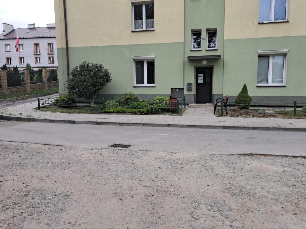 pusta ulica przed budynkiem w obiekcie Garsoniera Kościuszki w mieście Jasło
