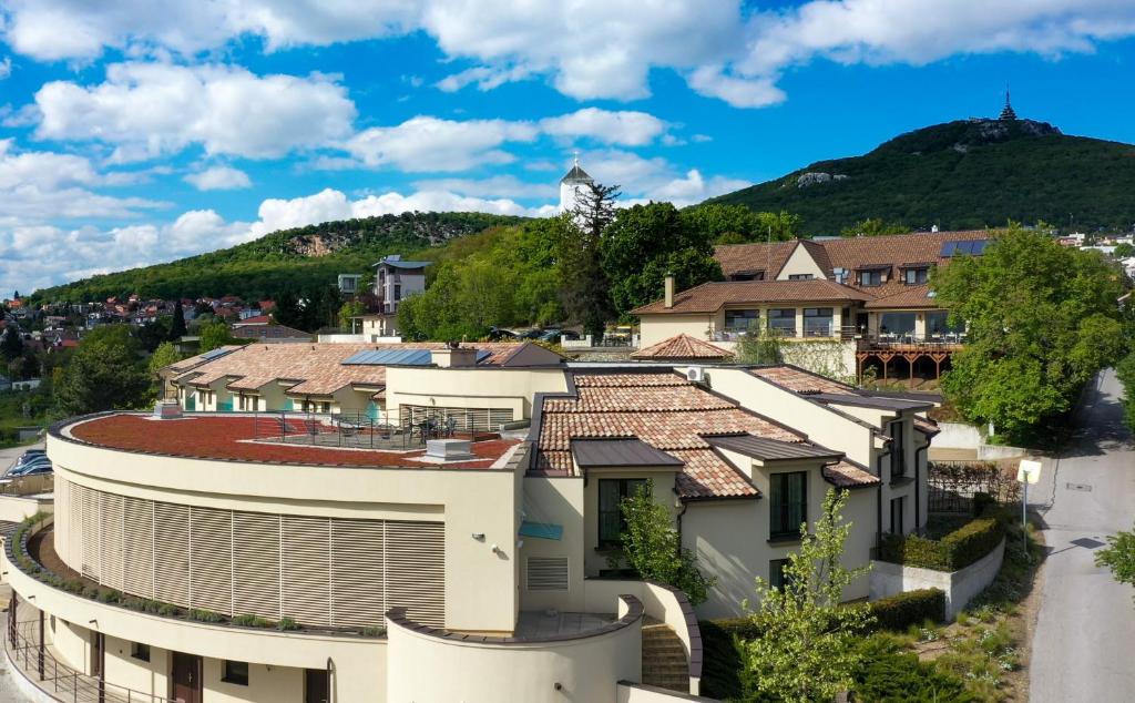 Nespecifikovaný výhled na hory nebo výhled na hory při pohledu z hotelu